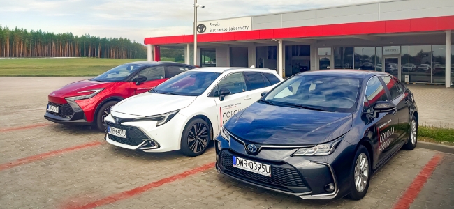 Trzy modele Toyoty zaparkowane przed salonem